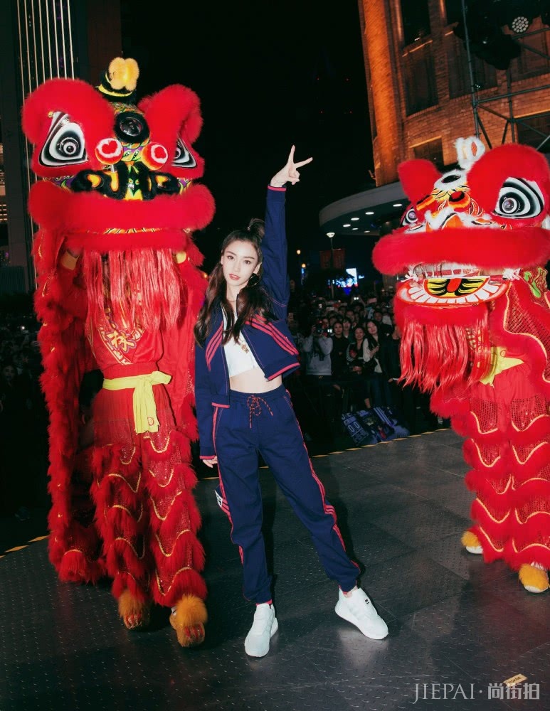 杨颖T恤搭配运动裙尽显女神范儿!