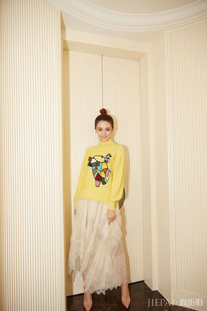 徐璐将绿色袜靴当裤子穿时髦又个性，一般人不敢这样穿