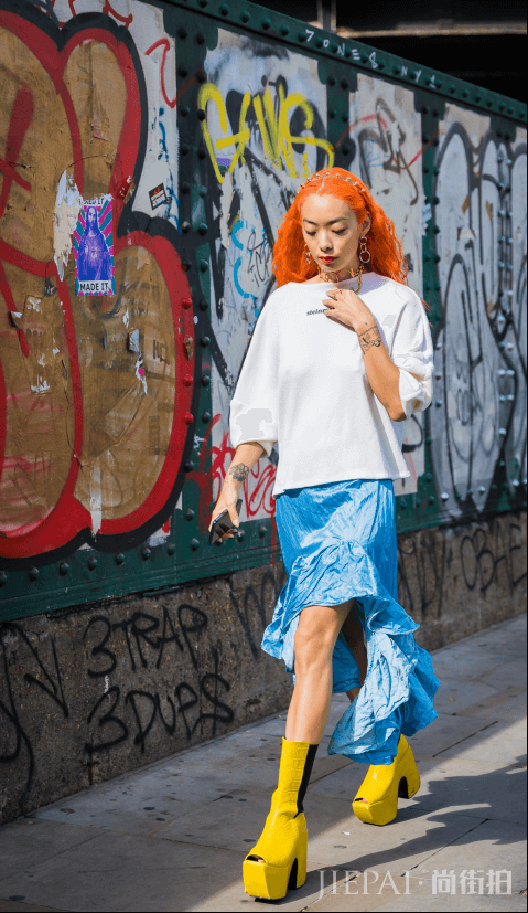 半身裙怎么搭配好?用超高饱和度半身裙打造街头时尚风