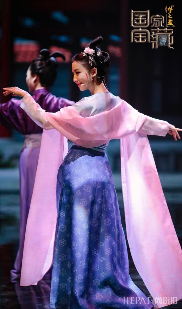 《国家宝藏》中佟丽娅穿襦裙温婉典雅极了，真漂亮