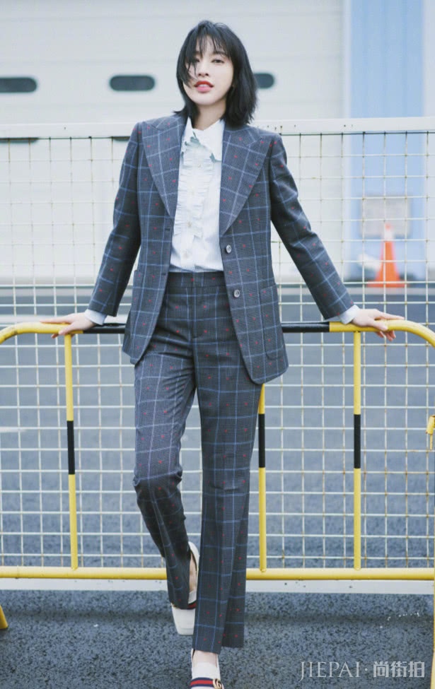 张俪的“扑克套装”最适合职场丽人!