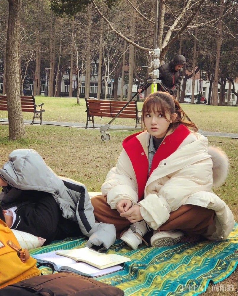 超模林允雪山羽绒搭配紧身裤,隔衣服都遮不住长腿