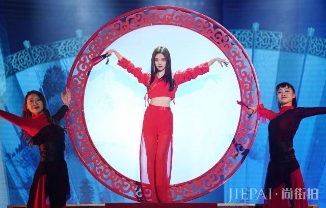 鞠婧祎红色纱裙惊艳众人!终于明白“四千年美少女”不是闹着玩的