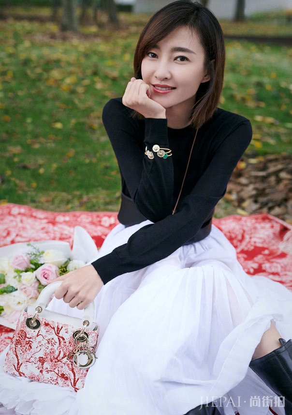 景甜拎“买菜兜”，连baby都没李冰冰年轻？