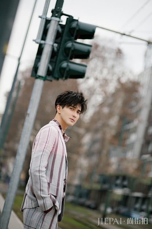 高伟光米兰街拍“侧颜杀”太厉害！穿上西装做型男，但这鞋子抢镜