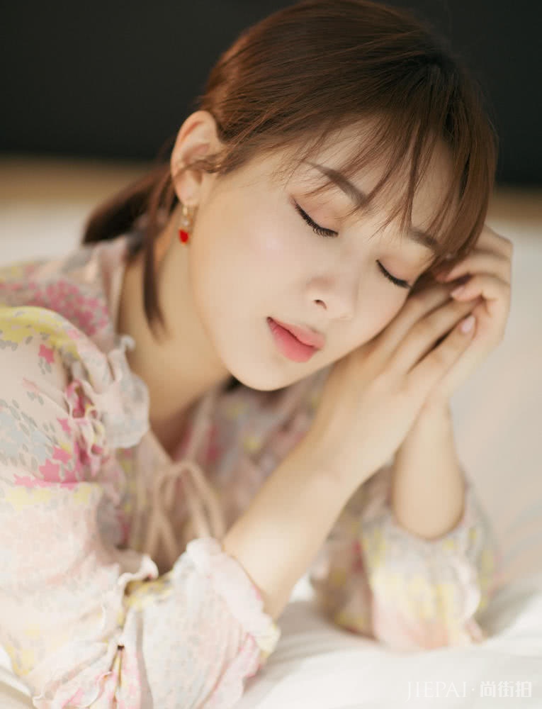 杨紫穿碎花长裙仙气灵动似仙女,终于穿对了