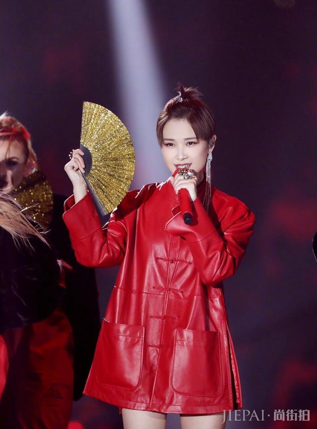 李宇春红色皮衣搭配过膝靴又帅又美,气质令人惊艳