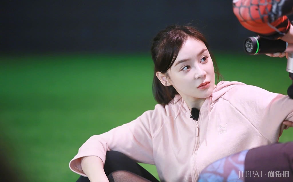 袁姗姗粉色外套配运动裤，惊艳全场，30多岁依然少女感满分