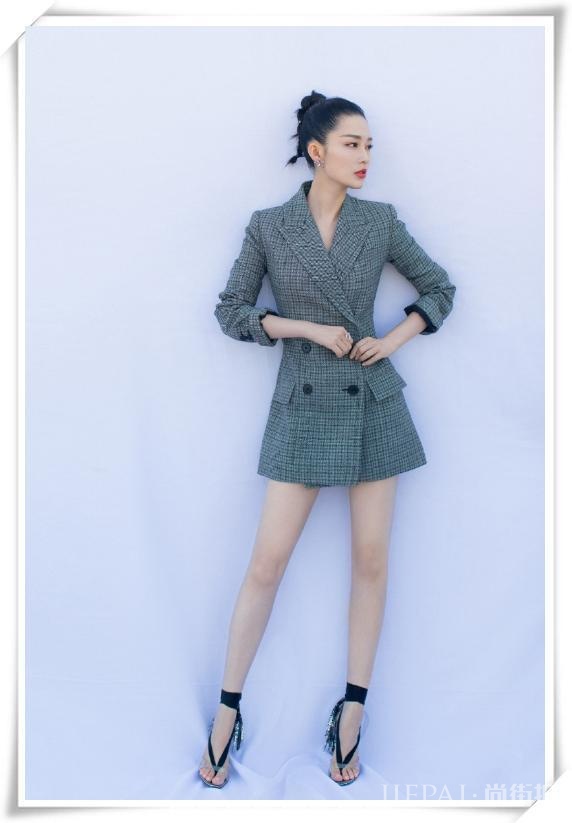 李沁白衣配蓝裤少女感太强,不留神美回18岁