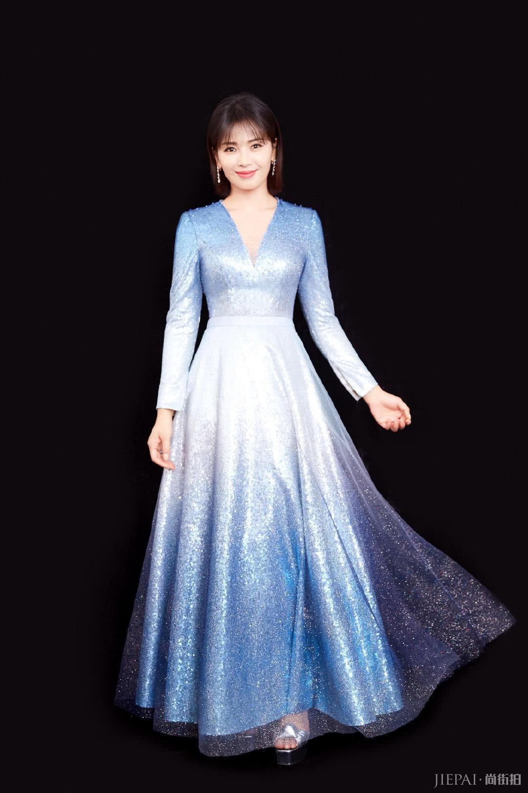 刘涛剪短发太美了，穿星空裙风采不减当年