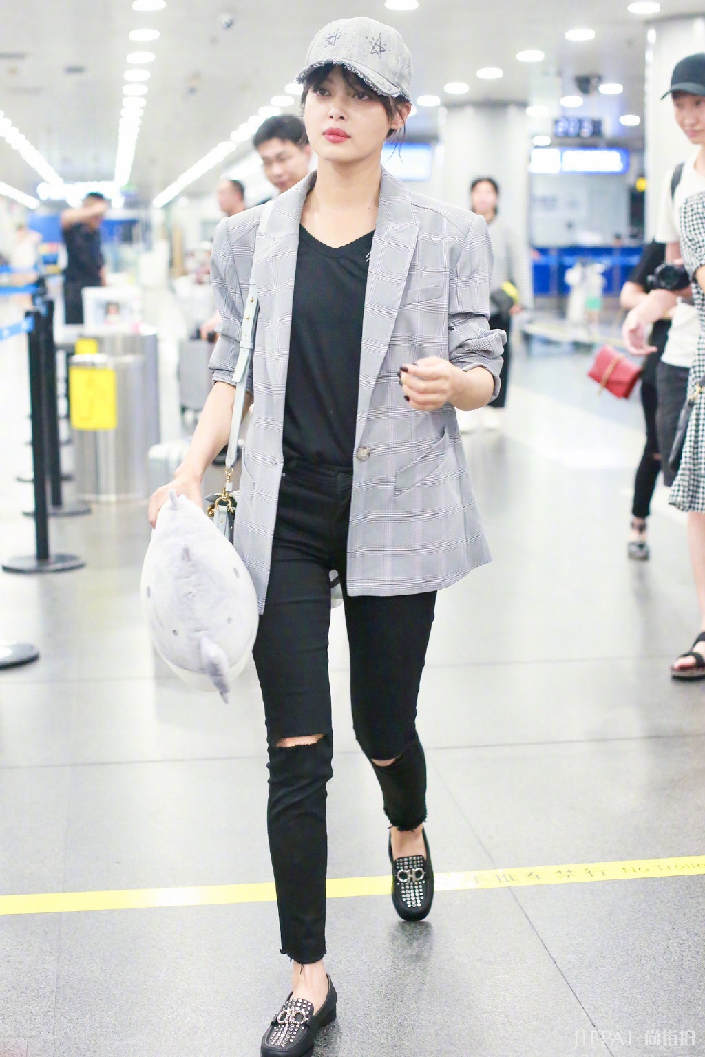 酷女孩能轻松消除西装的严肃正式感 穿出洒脱自如