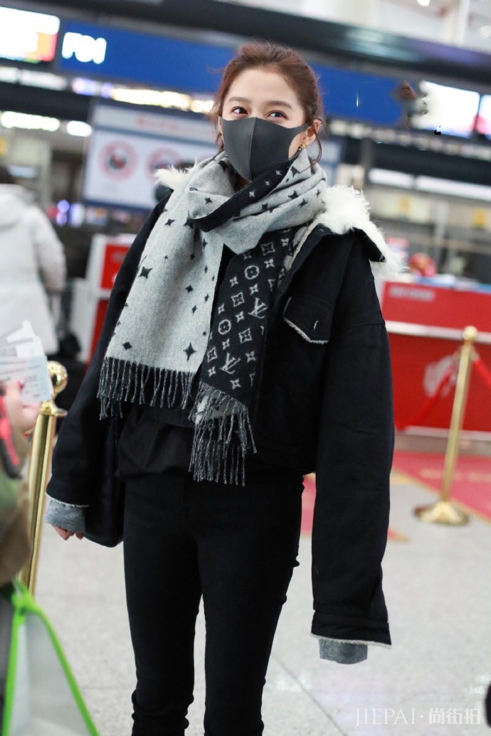 关晓彤穿搭臃肿露出脚踝,新发型干练!