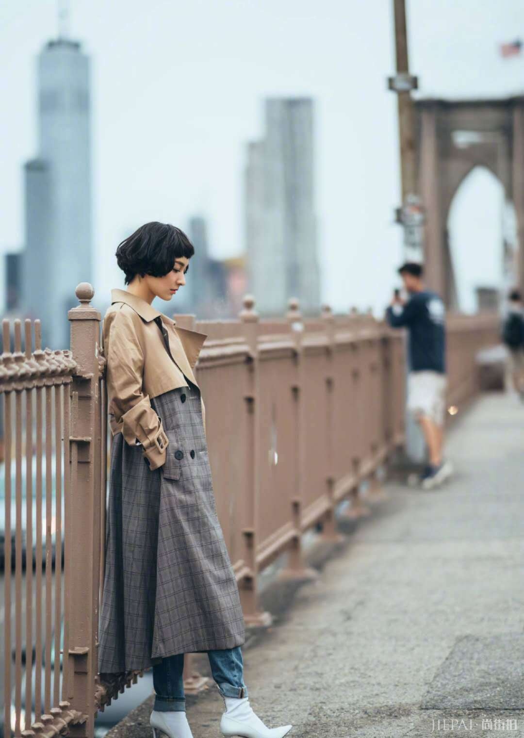 吴昕1万7的外套叠穿牛仔衫好美，这钱没白花