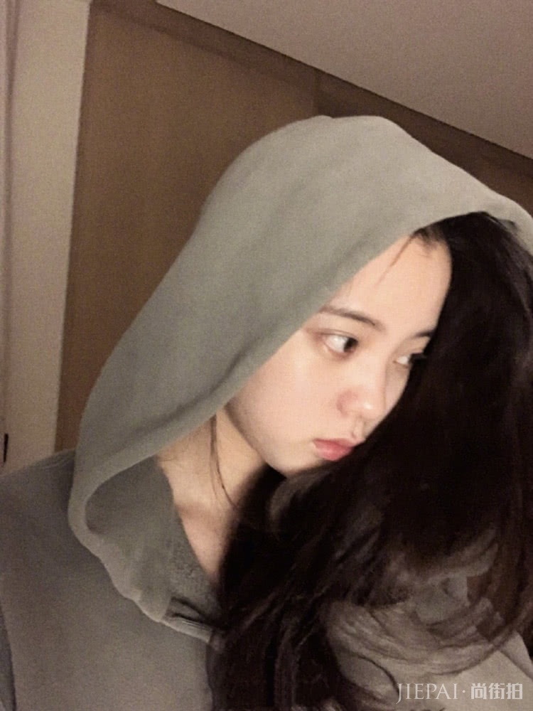 欧阳娜娜素颜出境晒私服毫不胆怯，怎么穿都好看