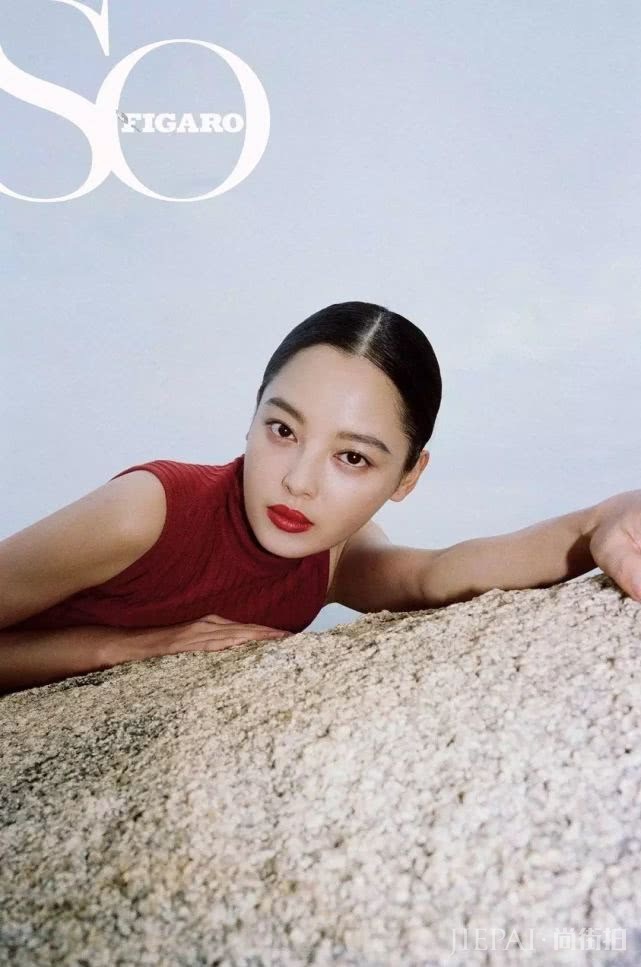 辛芷蕾登杂志封面,女王般躺姿极致性感