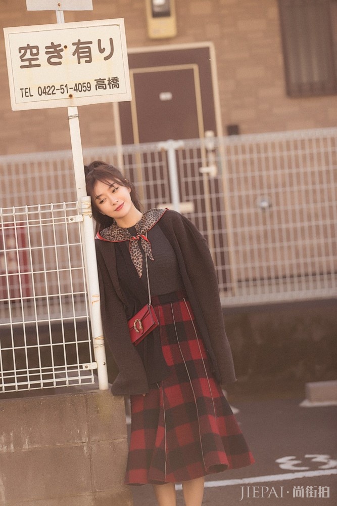 秦岚针织衫格子裙嫩成初中生，少女感一下就飙了