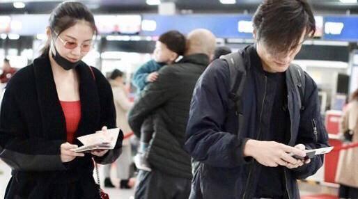 “大嫂”徐冬冬与男友机场相隔一米全程无话,是默契还是假恋情?