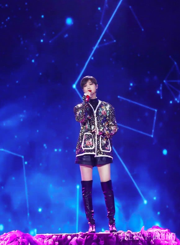 李宇春碎花外套居然穿出了高定风,气场真强!