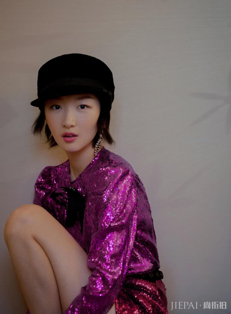 周冬雨穿拼接T恤也能又酷又美，个性穿搭就学她