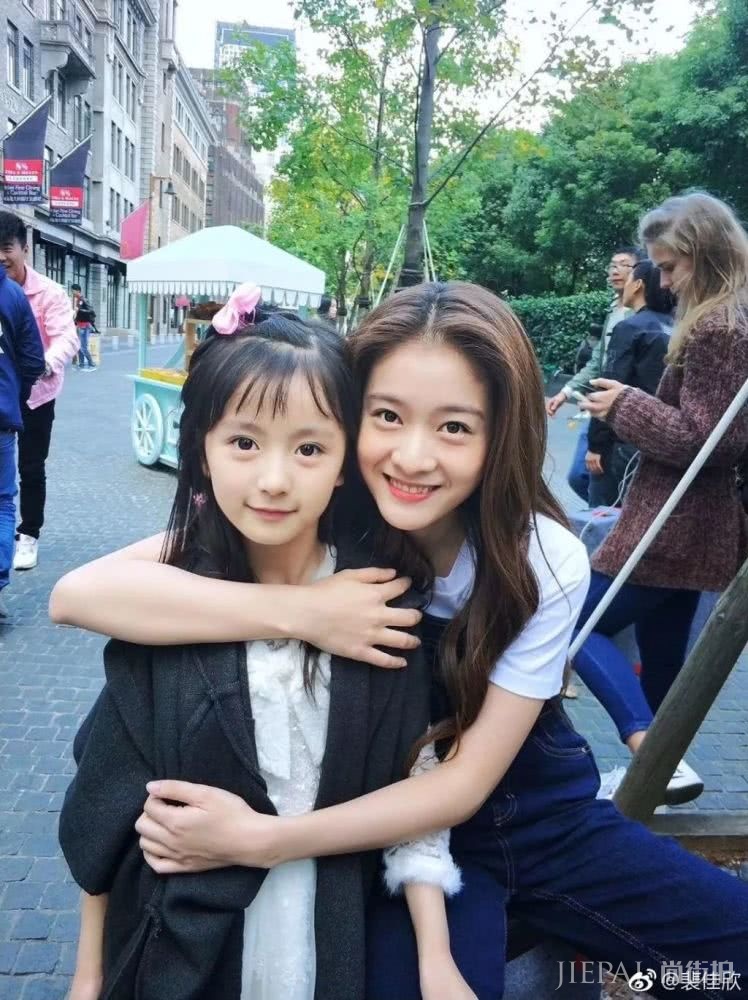 都说抖音洋娃娃是照网红界最美妈妈整的,看到她校花时照片真相了