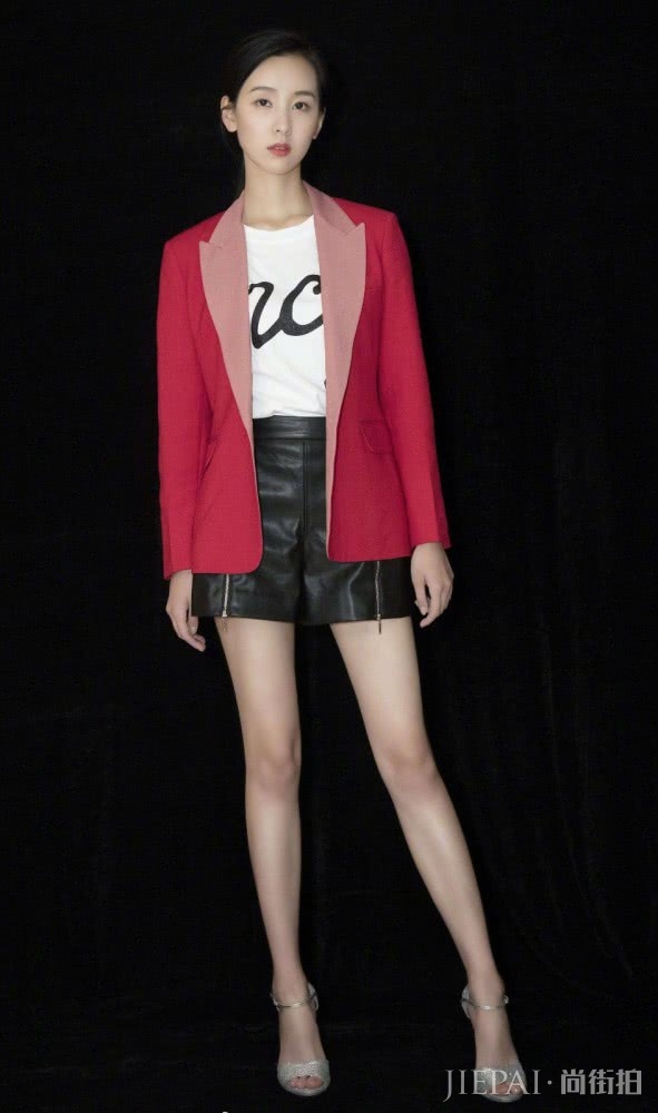 陈都灵踩8490高跟鞋站在桌子上，相当霸气