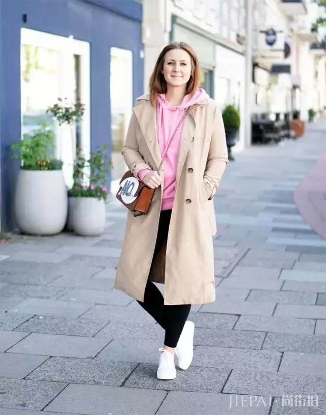 欧美街拍 连帽卫衣+大衣穿出冬季街头最潮STYLE