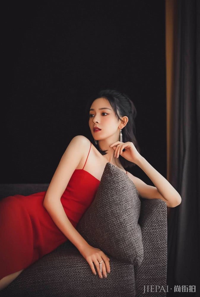 陈瑶一身中国红吊带裙出席活动,美成全场焦点