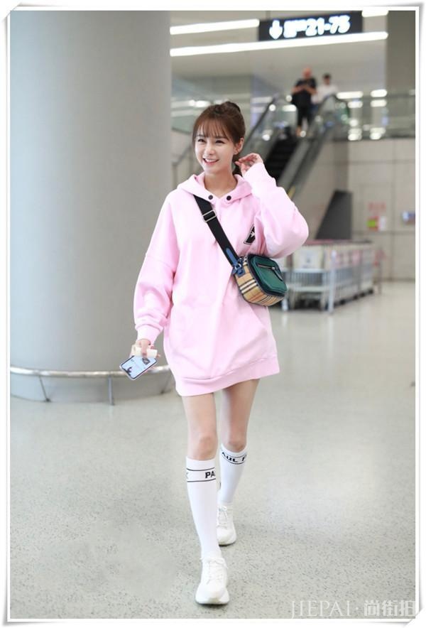 沈梦辰被传结婚消息，现身机场照就显孕相！