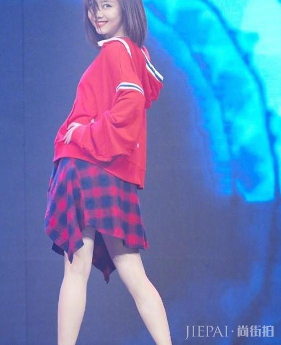谭松韵灵动可爱搭配红色卫衣，更加有精神，朝气蓬勃