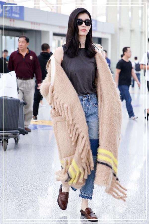 奚梦瑶穿流苏大衣，风格保守何止一点，何猷君真会管教