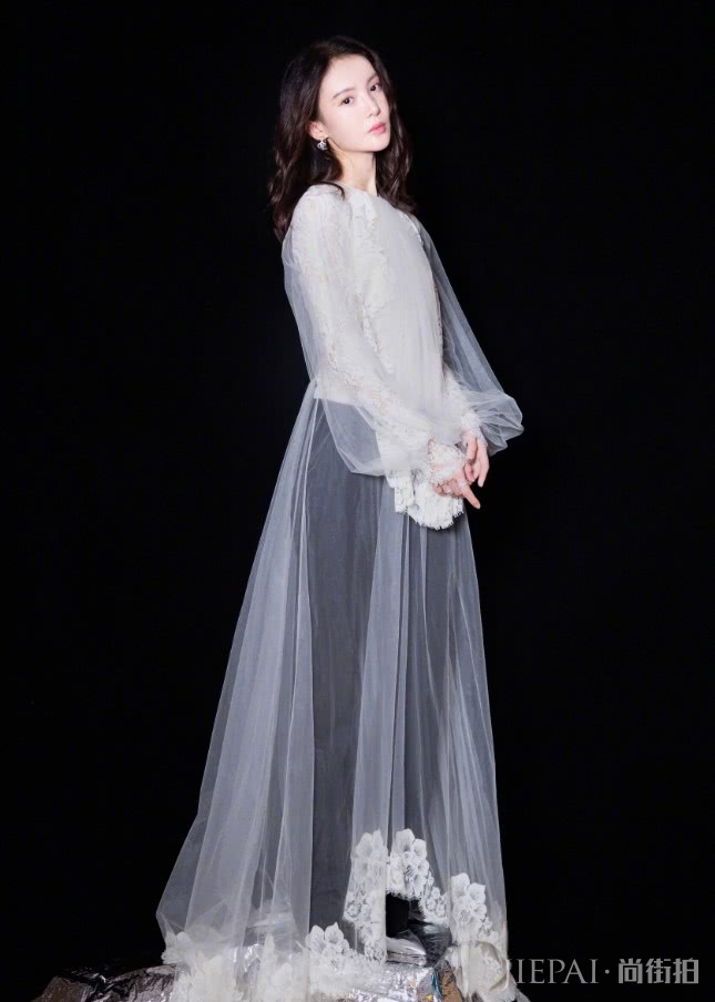 金晨轻松就秀出了“瓶颈腰”,身材真不是盖的!