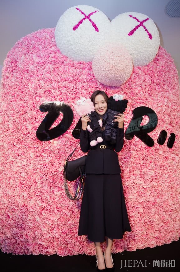 王珞丹渔网衫配小西装,性感女郎!