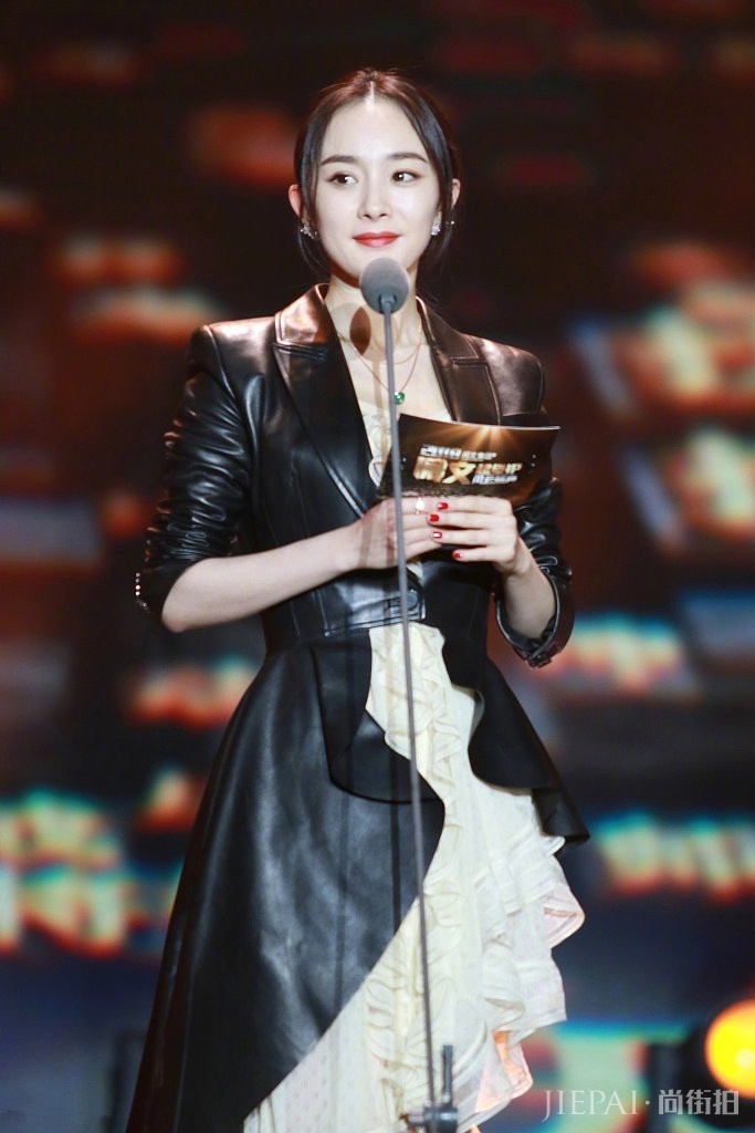 杨幂上台时肚子箍很紧,下台马上换宽松衣服