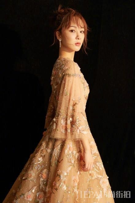 杨紫穿件碎花裙现身,哪家的村姑呢!