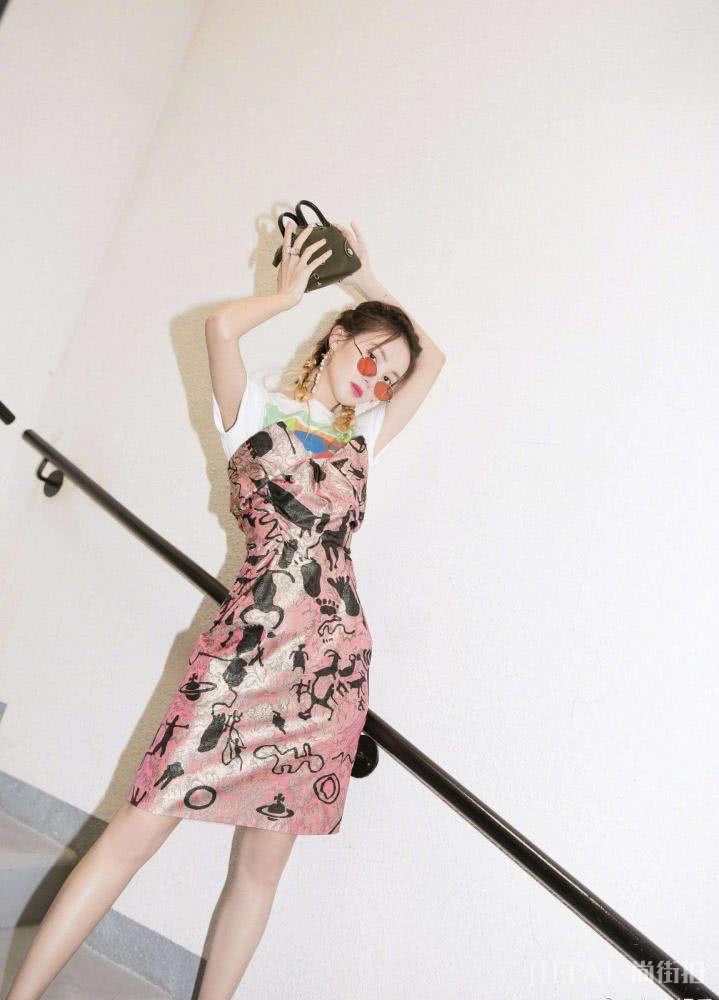 金晨绿色灯芯绒衬衣不扣,棉衣脱一半。这是想怎样时尚?