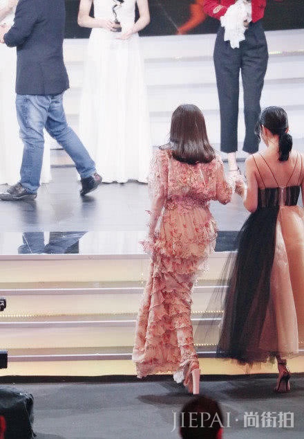 张靓颖穿开叉长裙，非常高贵典雅