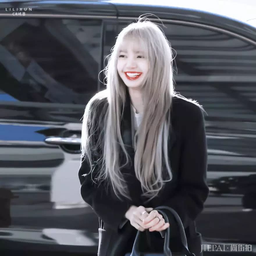 Lisa新发色实名认证“人间芭比”称号