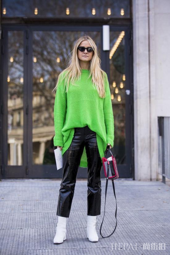 降低皮裤奇装异服的感觉 只需要一件毛衣就够了
