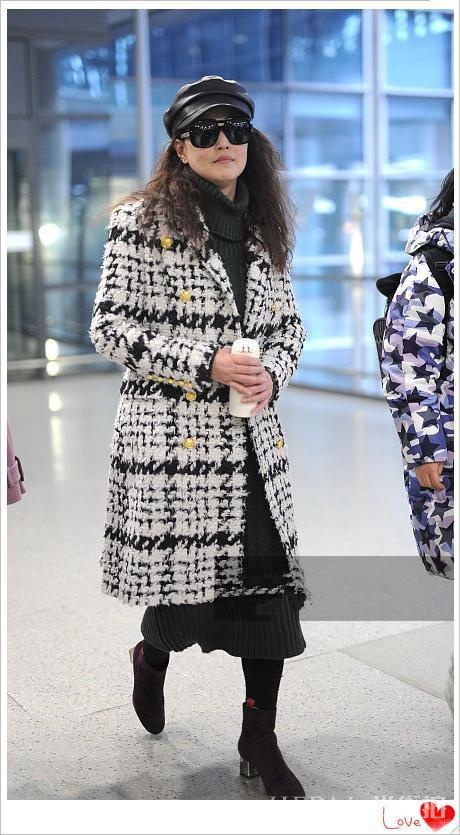 周海媚“泡面卷”发型，减龄时髦