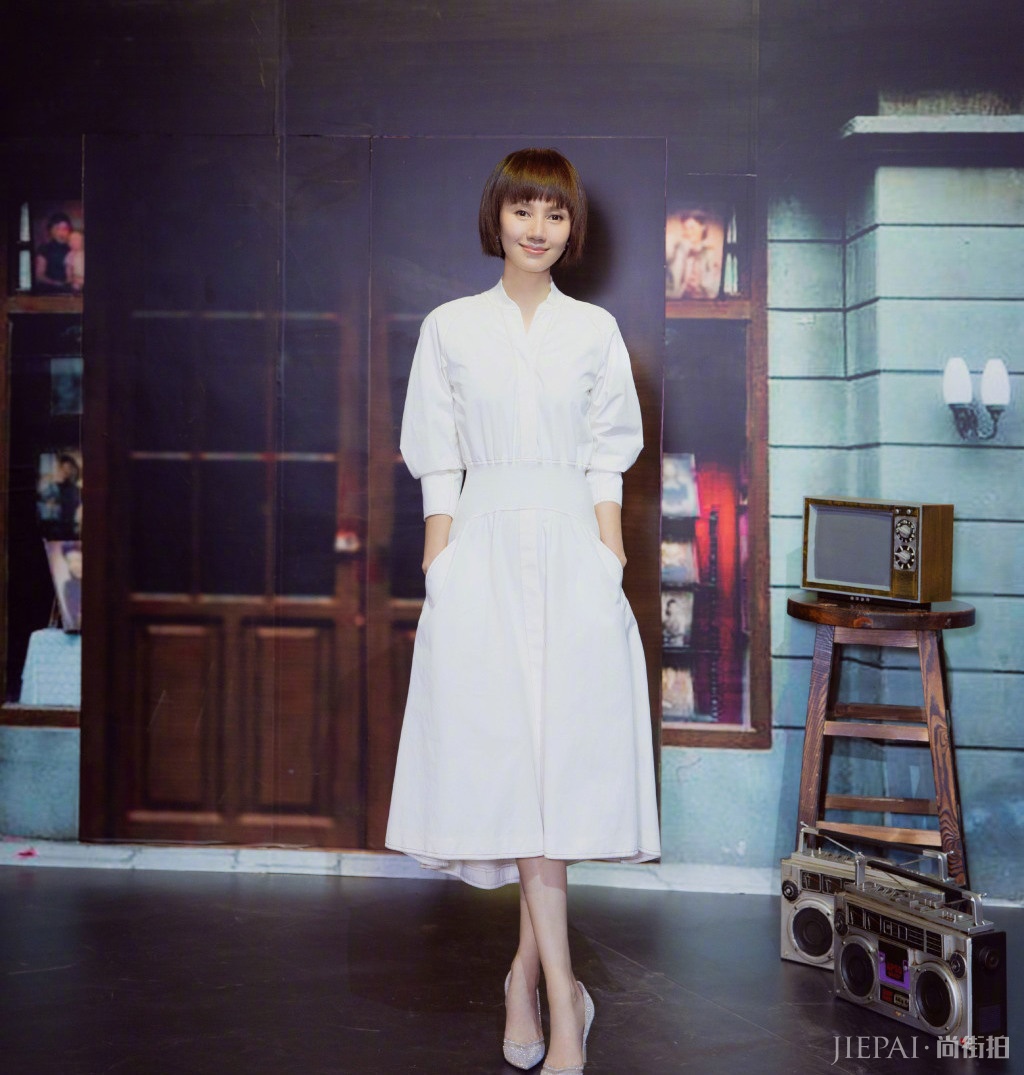 袁泉蓝色牛仔棉服搭配休闲裤走机场