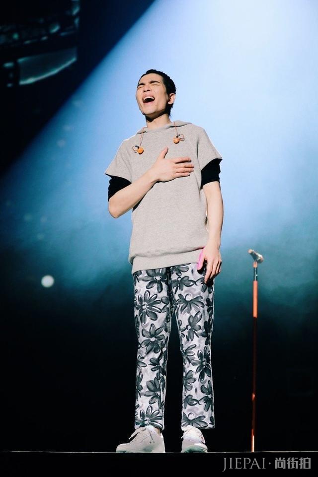 雨神萧敬腾演唱会简直是时装秀！