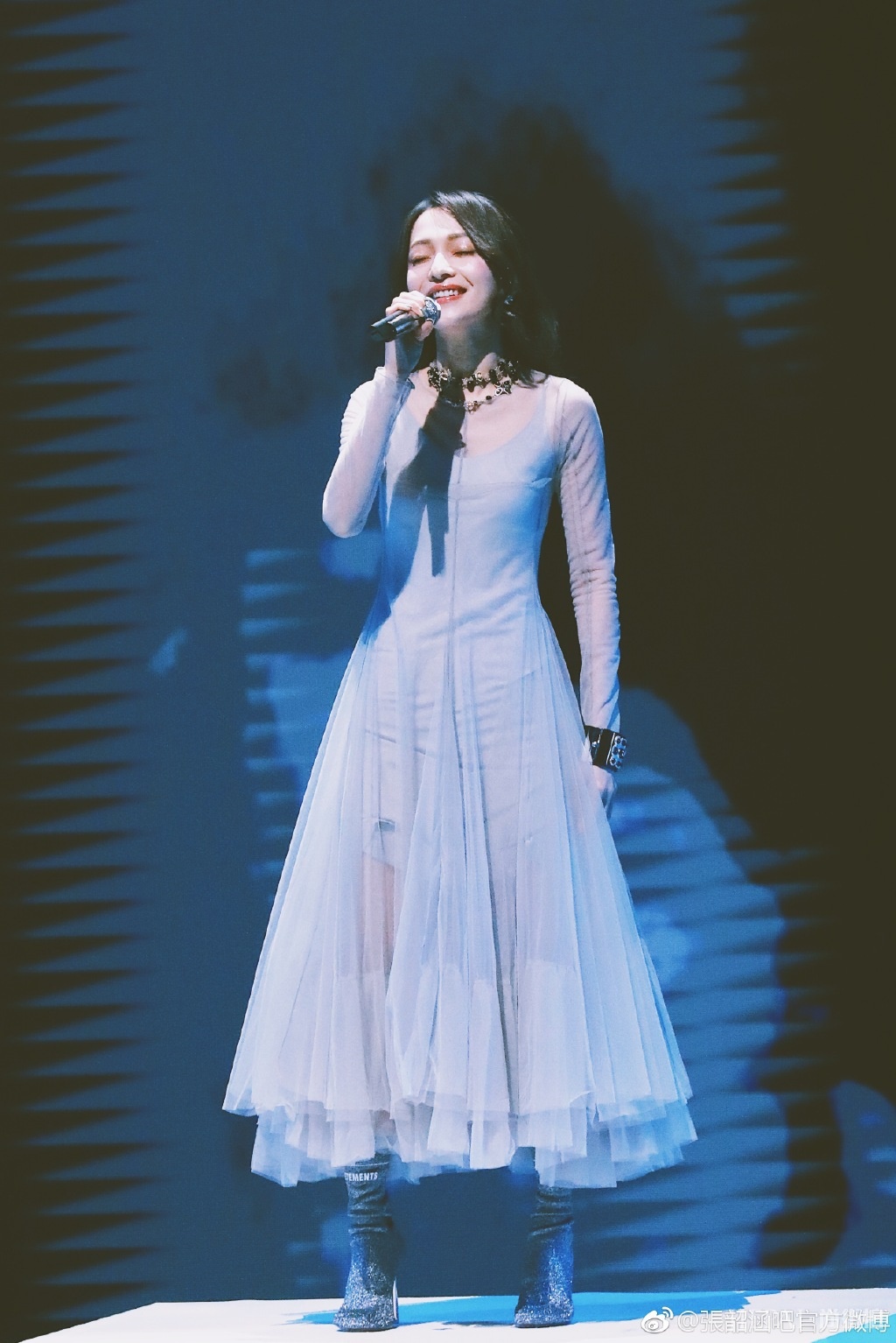 张韶涵的跨年演唱会造型美呆了,戴上帽子保暖又时髦!