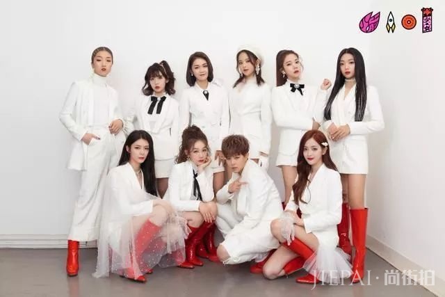 杨超越跨年晚会品味独特，尴尬！