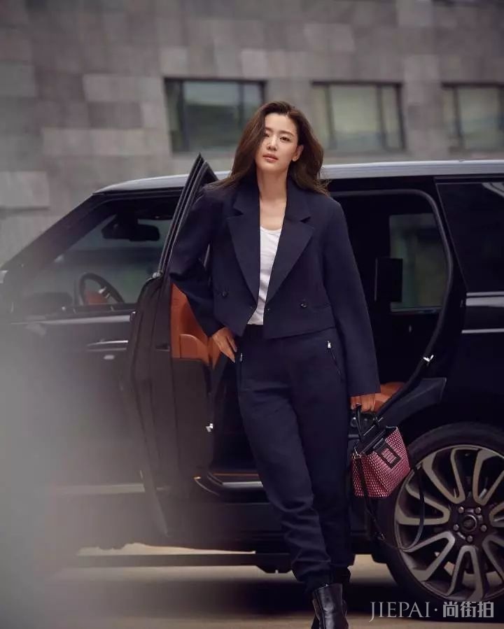 全智贤阔腿裤西装上身老娘天下最美，成“职场穿搭”模板！