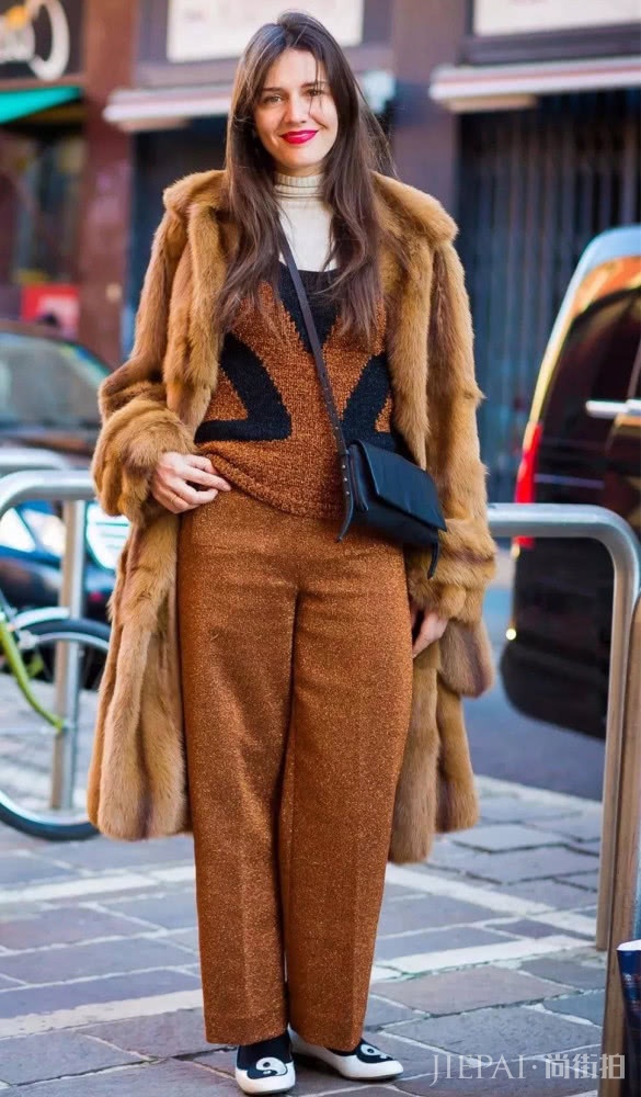 冬天不止黑白灰,焦糖色大衣登场,你准备好了吗