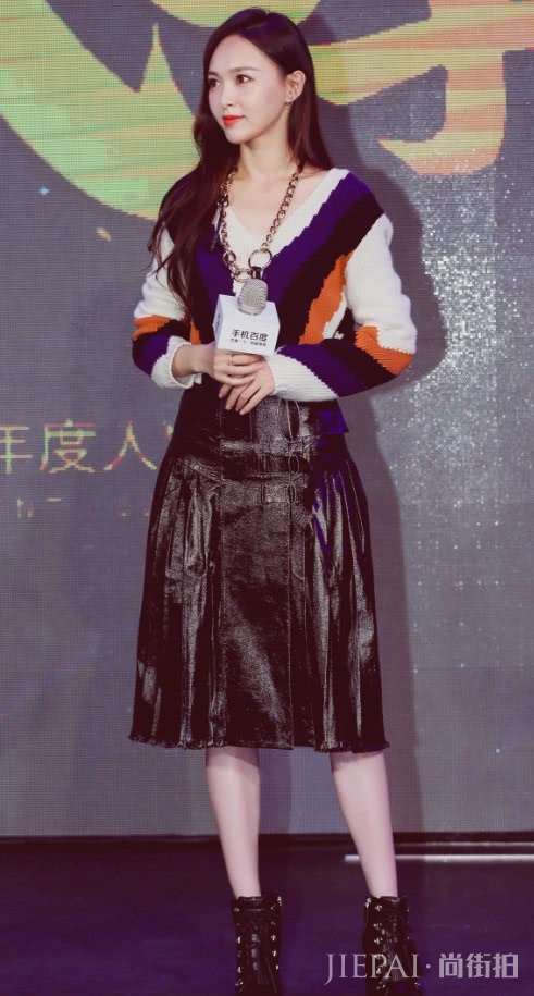 唐嫣的裤子不一般,竟让她走路都走出了“波浪腿”