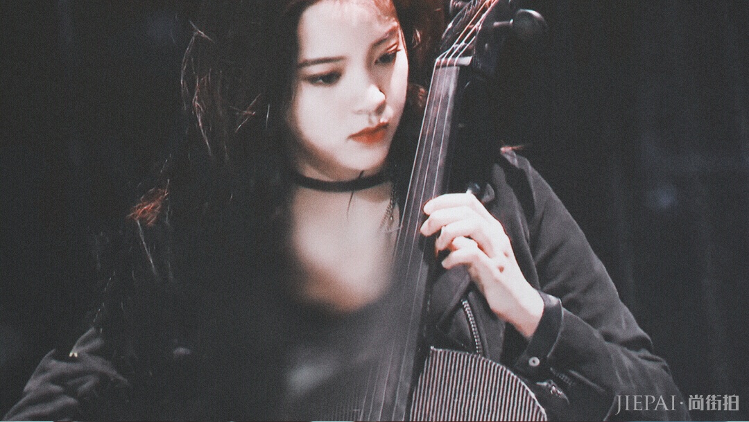 欧阳娜娜霸气红唇与比较浓重的眼妆看起来特别帅酷有范