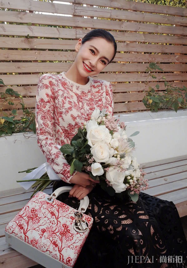 景甜拎“买菜兜”，连baby都没李冰冰年轻？