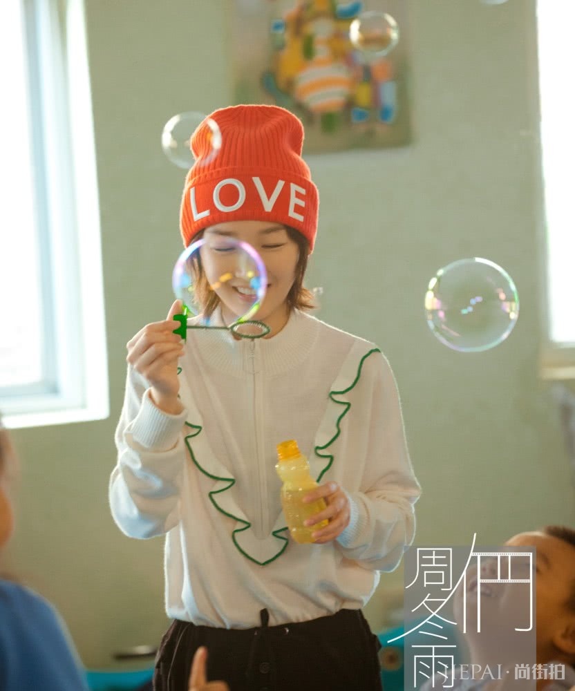 周冬雨穿拼接T恤也能又酷又美，个性穿搭就学她