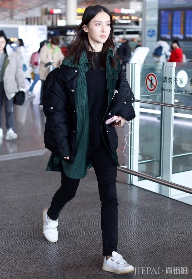 金晨缝线羽绒服那么丑，她却轻松穿出时尚感！
